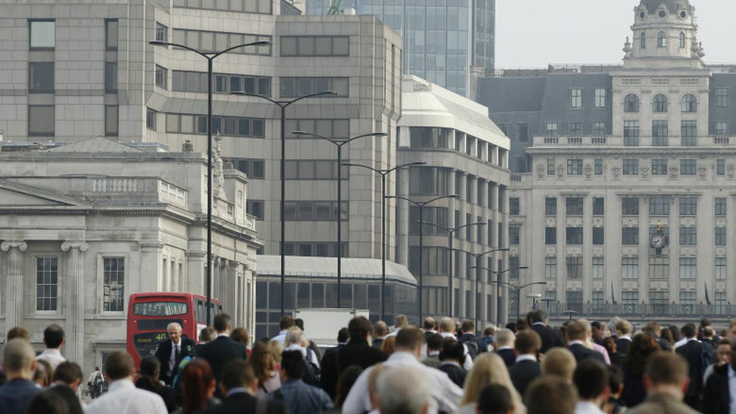 Decenas de ciudadanos caminan hacia sus puestos de trabajo en la City. (REUTERS)