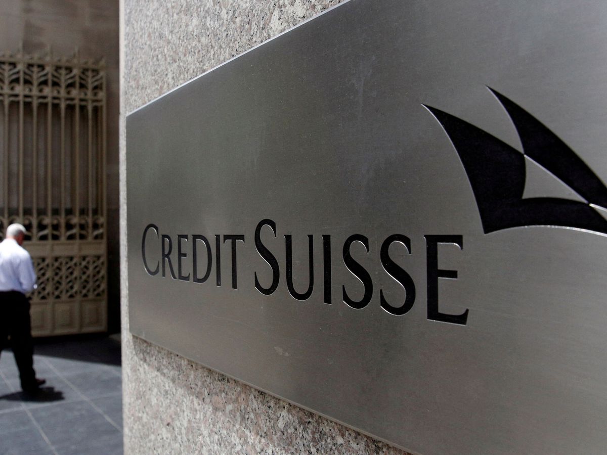 Foto: Logo de Credit Suisse a la entrada de sus oficinas. (Reuters/Brendan McDermid)