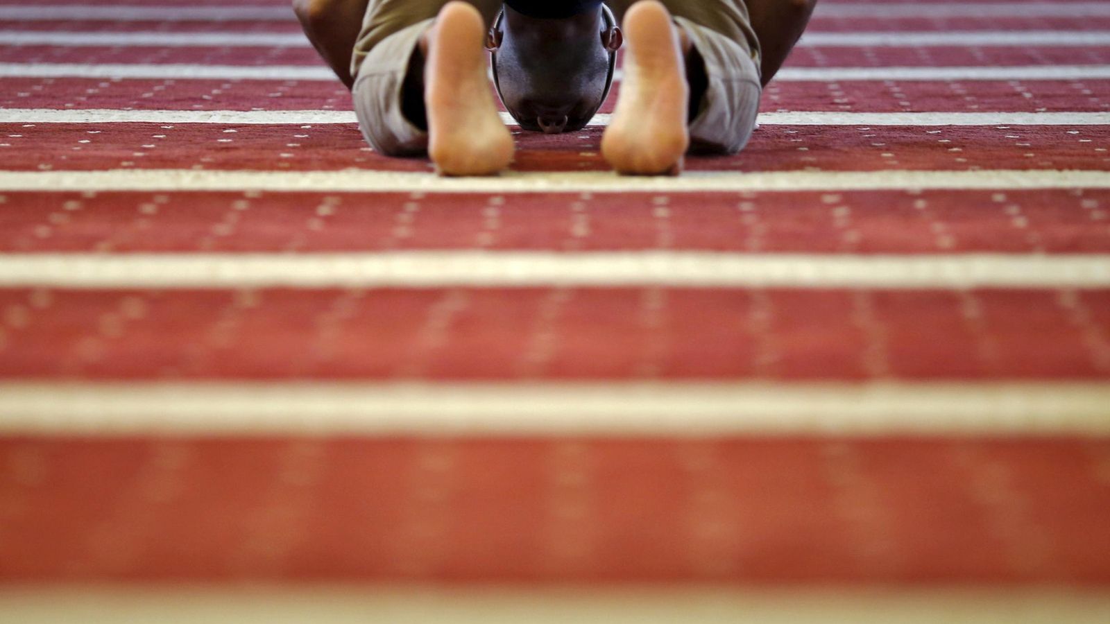 Foto: Un hombre reza antes del inicio del Ramadan. (Reuters)