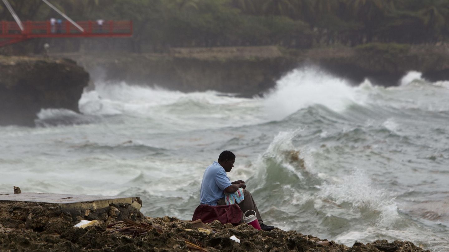 Fuerte oleaje en la costa de la República Dominicana durante el paso de la tormenta tropical 'Bertha'. EFE