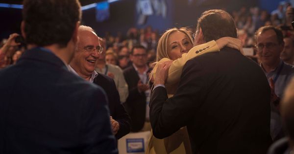 Foto: El presidente del Gobierno, Mariano Rajoy (d), saluda a la entonces presidenta de la Comunidad de Madrid, Cristina Cifuentes, a su llegada a la convención nacional. (EFE)