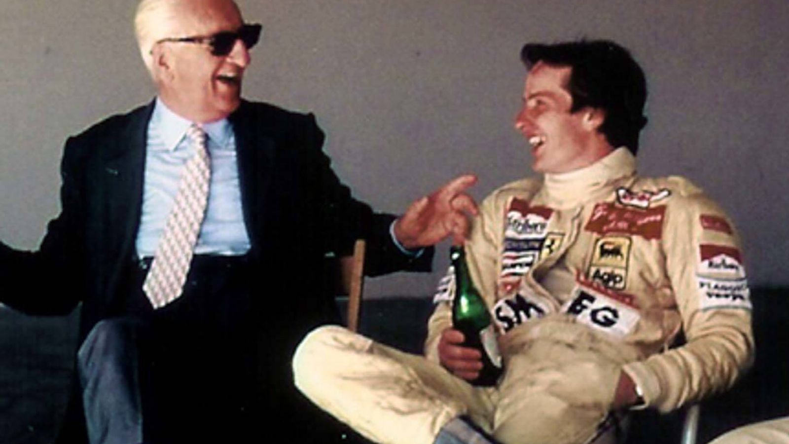 Foto: Enzo Ferrari charlando con Gilles Villeneuve, su piloto favorito.