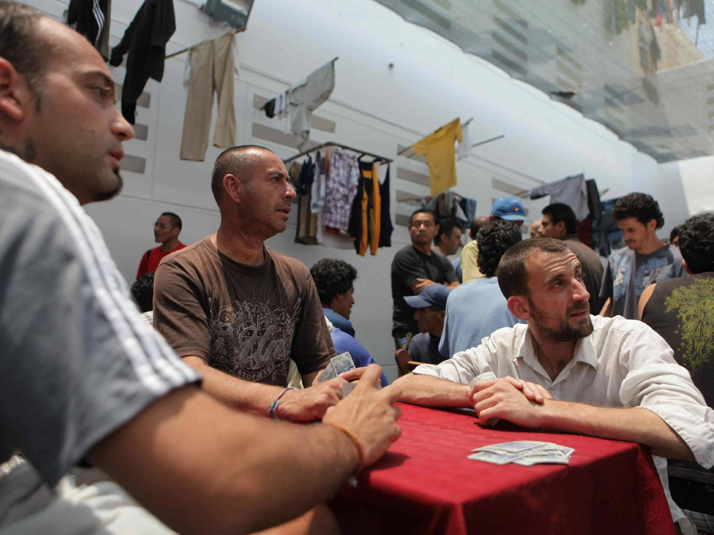 Un grupo de presos españoles juegan cartas en una imagen de 2009. (Paolo Aguilar/EFE)