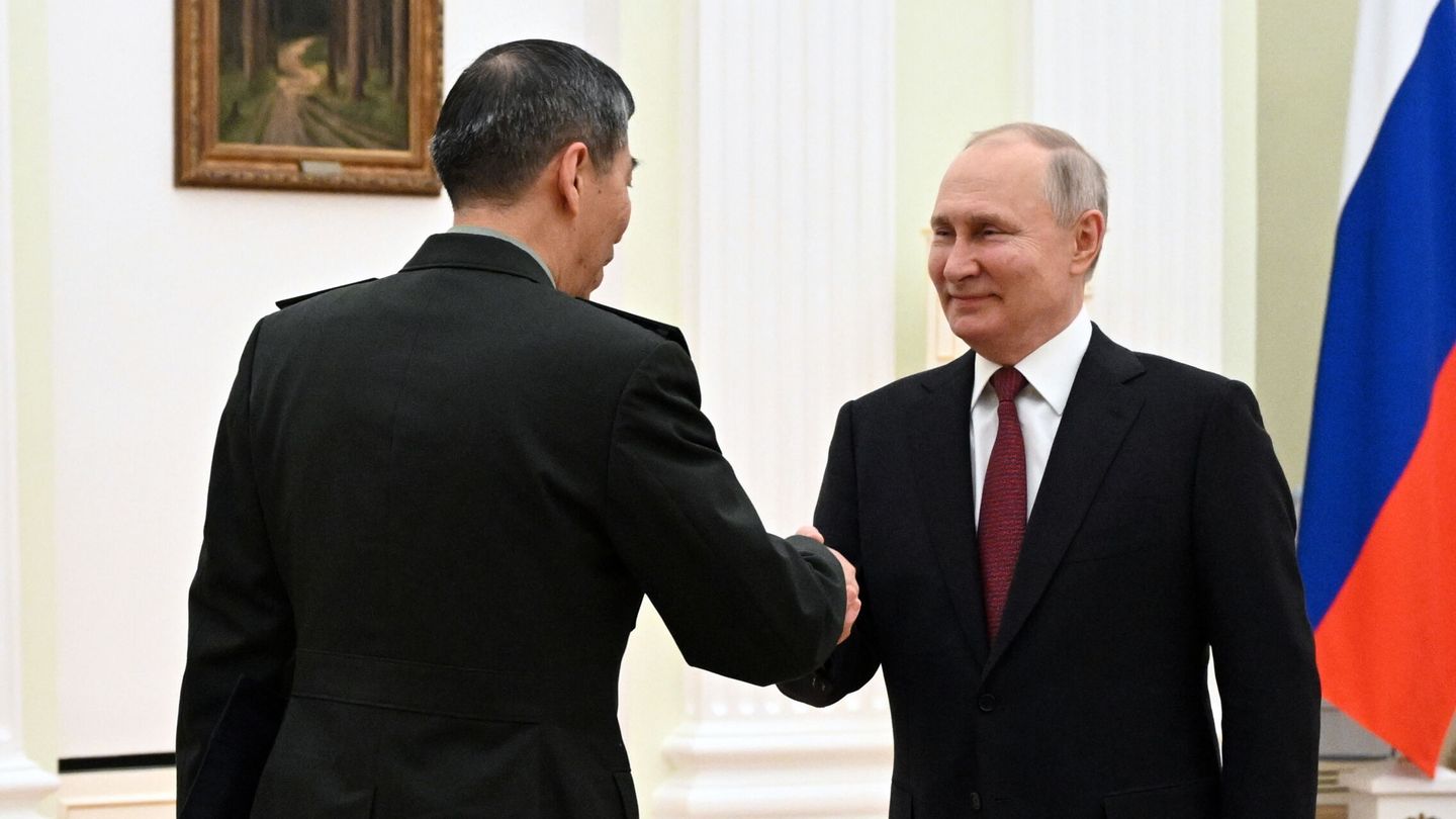 Moscow (Russian Federation), 15 04 2023.- Russian President Vladimir Putin (R) shakes hands with Chinese Defence Minister Li Shangfu (L) during a meeting in Moscow, Russia, 16 April 2023. Chinese State Councilor and Defense Minister General Li Shangfu is on an official visit to Russia from 16 to 19 April. (Rusia, Moscú) EFE EPA PAVEL BEDNYAKOV SPUTNIK KREMLIN   POOL 