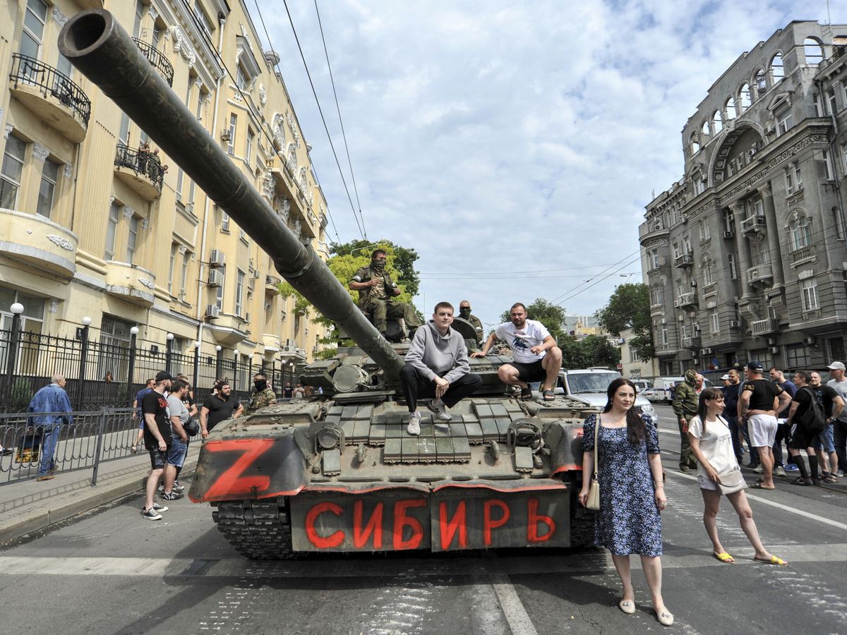 Foto: Gente posando frente a un tanque del Grupo Wagner, en Rostov. (EFE/Arkady Budnitsky)
