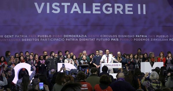 Foto: Pablo Iglesias, junto a los miembros del consejo ciudadano estatal de Podemos, durante el cierre de la asamblea de Vistalegre II. (EFE)