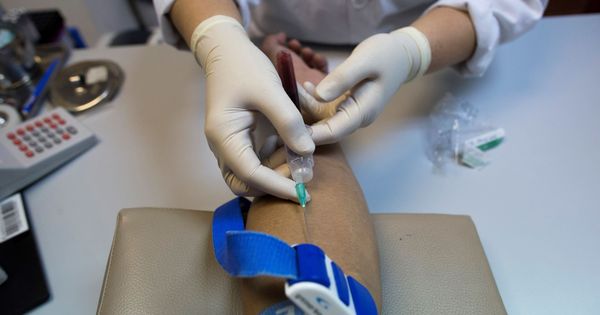 Foto: Una enfermera toma una muestra de sangre para una prueba del VIH. (EFE)