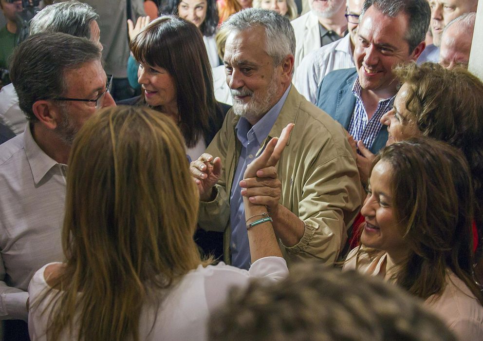 Foto: José Antonio Griñán saluda a Susana Díaz en mayo. (EFE)