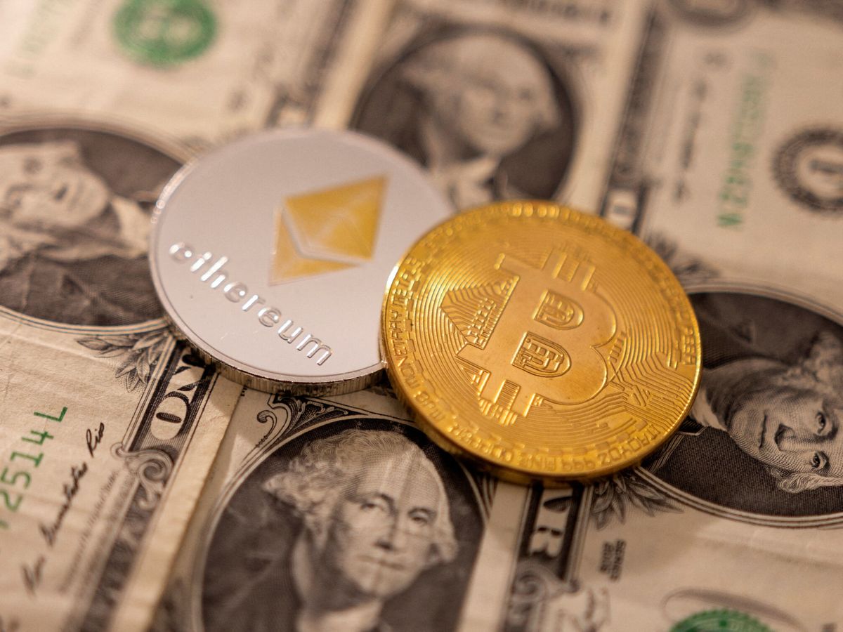 Foto: Ilustración del bitcoin y el dólar. (Reuters/Dado Ruvic)