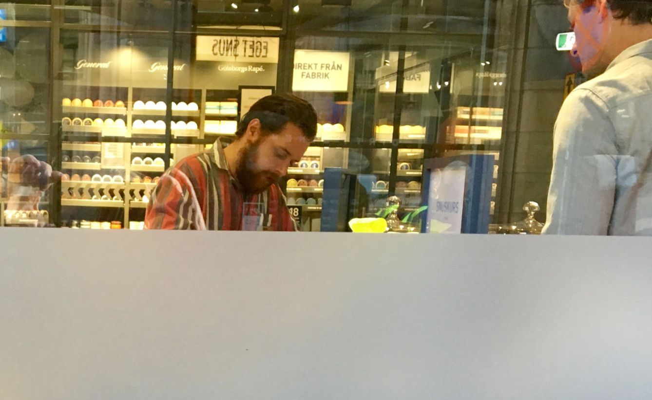 Exterior de una tienda sueca en la que un dependiente despacha 'snus' a un cliente. (Reuters)