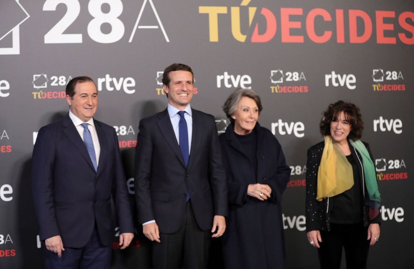 Pablo Casado, con la administradora de RTVE y los directores de TVE y RNE. (EFE)