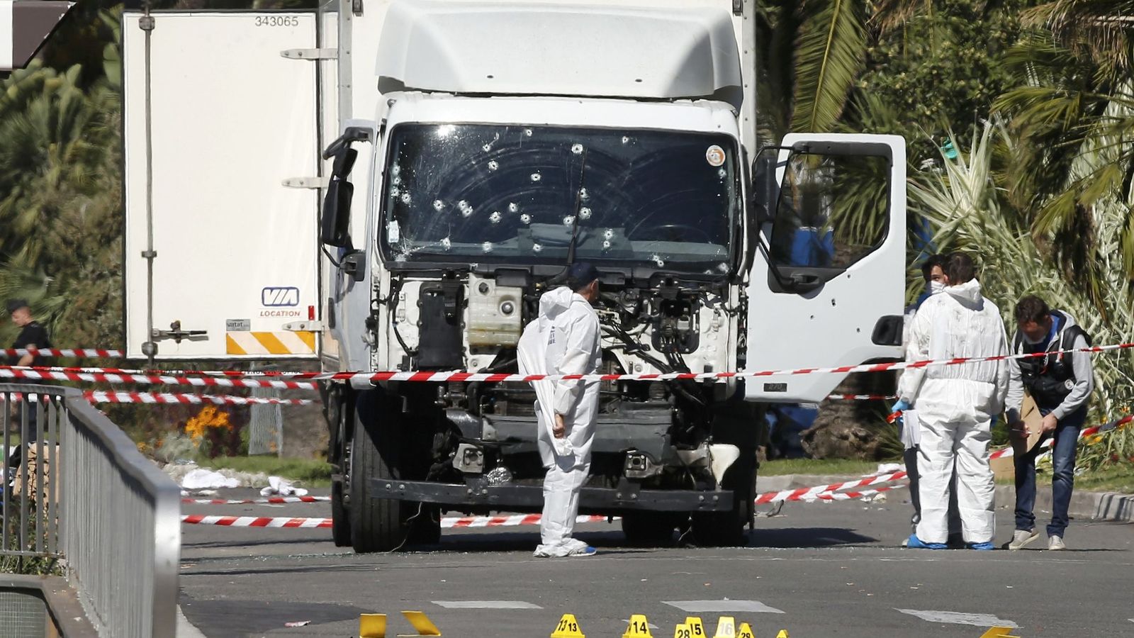 Foto: Investigadores examinan el camión utilizado en el atentado de Niza. (Reuters)