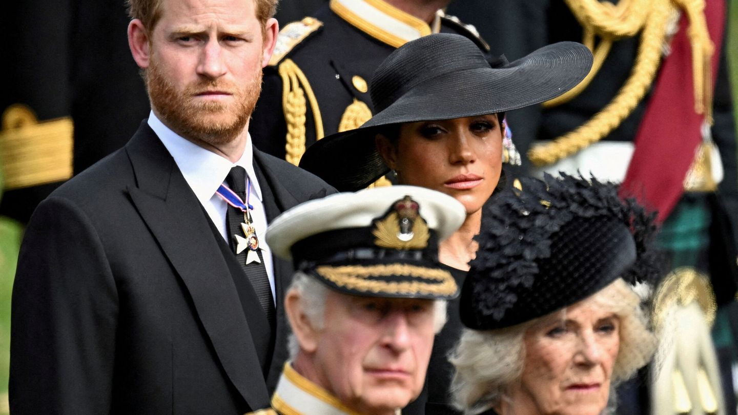 Los duques de Sussex Harry y Meghan, Carlos III y Camilla, en el funeral de Isabel II. (Reuters/Toby Melville)