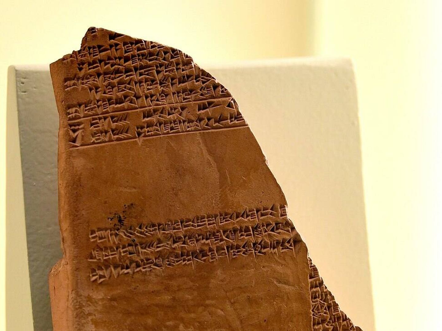 La inscripción cuneiforme acadia menciona los nombres de joyas en honor de la ciudad de Babilonia, Irak. C. 600 A.C. (Wikemedia)