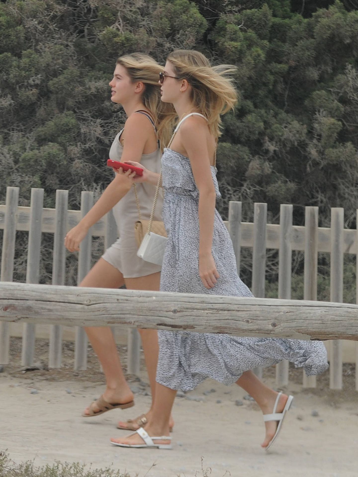 Victoria y Cristina Iglesias en la playa.(Lagencia Grosby)