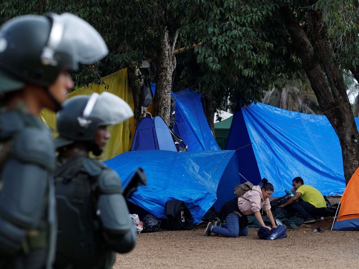 Foto: Seguidores de Bolsonaro en un campamento a las afueras de Brasilia. (Reuters/Amanda Perobelli)