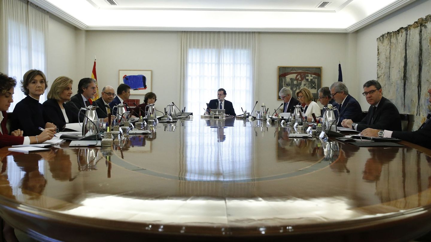 Mariano Rajoy (c), preside la reunión extraordinaria del Consejo de Ministros. (EFE)