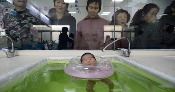 Foto: Varias personas observan a un bebé en un hospital en Taiyuán, provincia de Shanxi, China. (Reuters) 