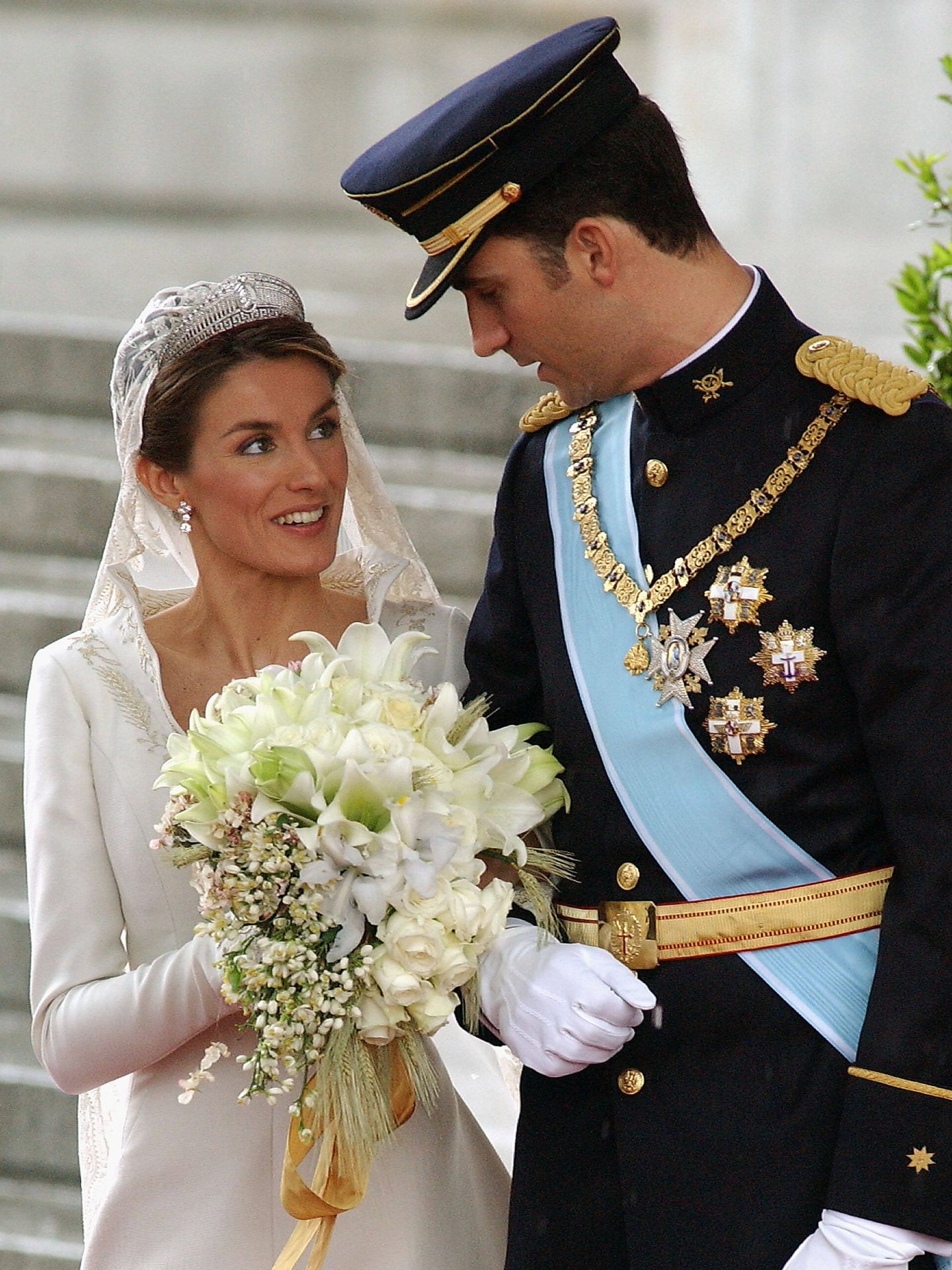 Los reyes Felipe VI y Letizia a su salida de la Catedral de la Almudena, en su boda. (Getty/Carlos Álvarez)