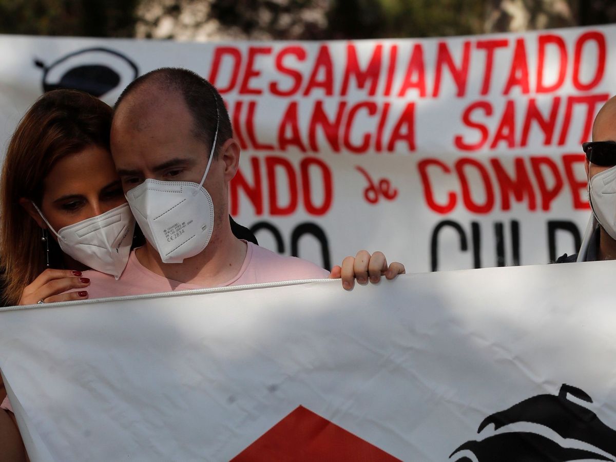 Foto: Pancarta de una protesta por los efectos del amianto en los trabajadores del metro. (EFE/Juan Carlos Hidalgo)