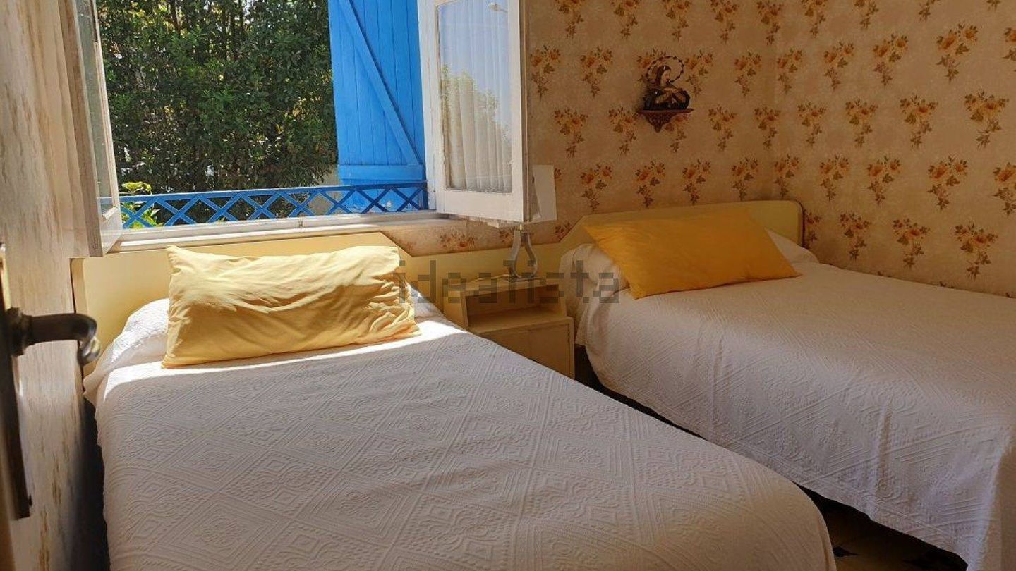 Dormitorio amarillo de la casa de Lomana.    (Idealista)