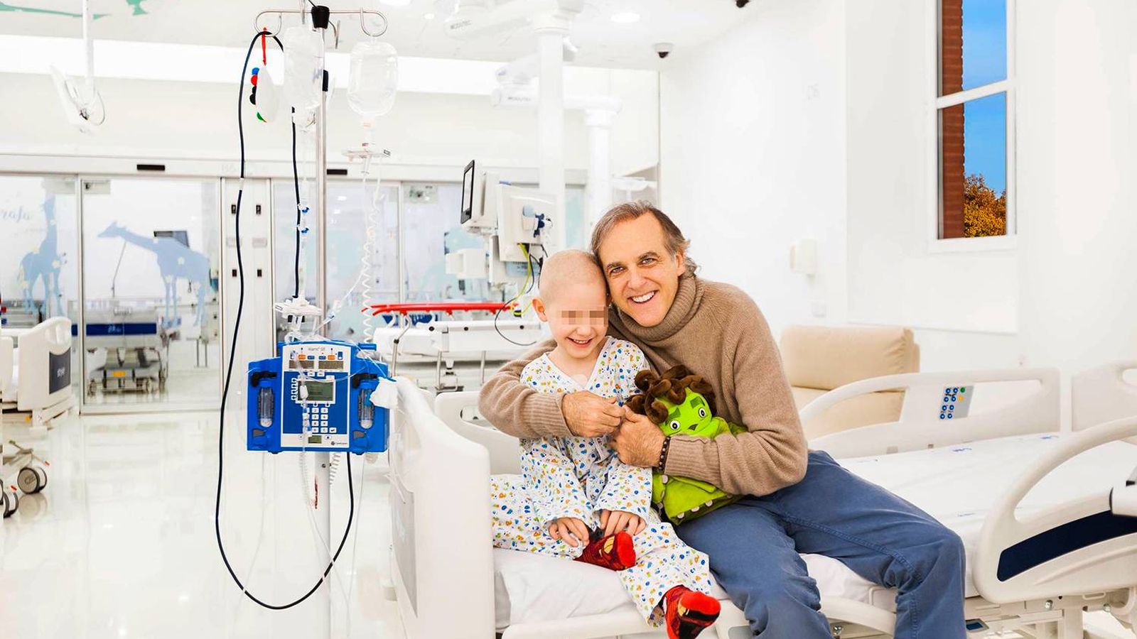 Foto: Paco Arango, director de la Fundación Aladina, con Iván, en la nueva UCI pediátrica del Hospital Niño Jesús de Madrid.