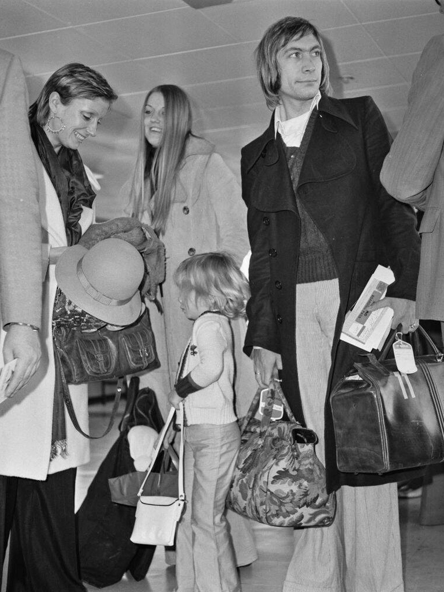 Charlie Watts, con su mujer y su hija en 1972. (Getty)
