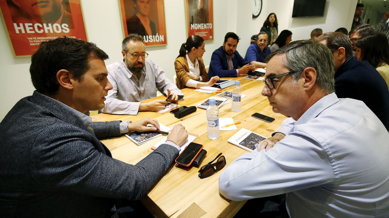 Foto: El presidente de Ciudadanos, Albert Rivera, conversa con el vicesecretario general, José Manuel Villegas. (EFE)