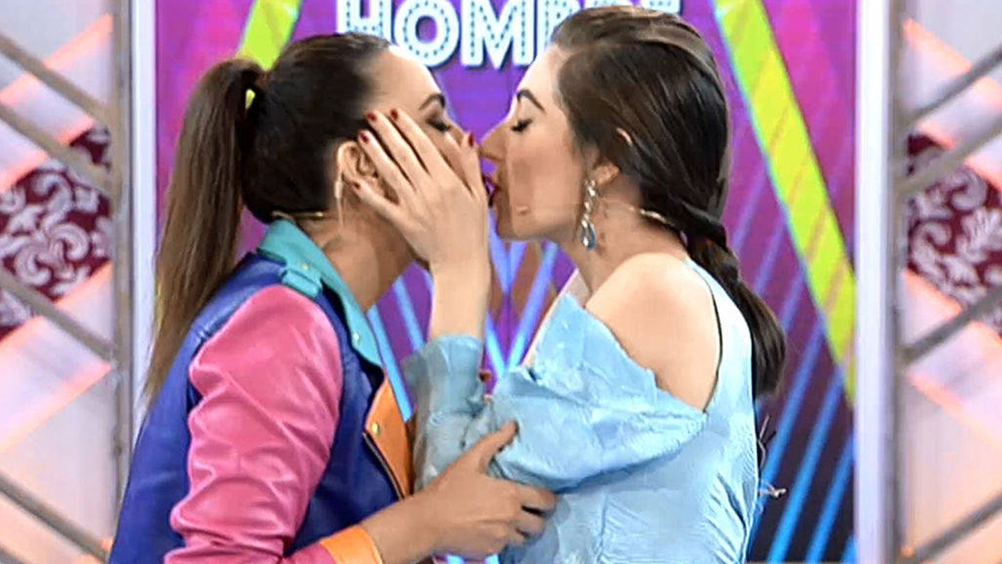 Cristina Rodríguez y Natalia Ferviú se besan en los labios. 