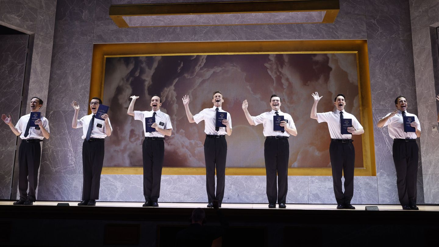 Un momento del pase gráfico del musical 'The Book of Mormon' que se representa en el Teatro Calderón de Madrid. EFE  Rodrigo Jimenez 