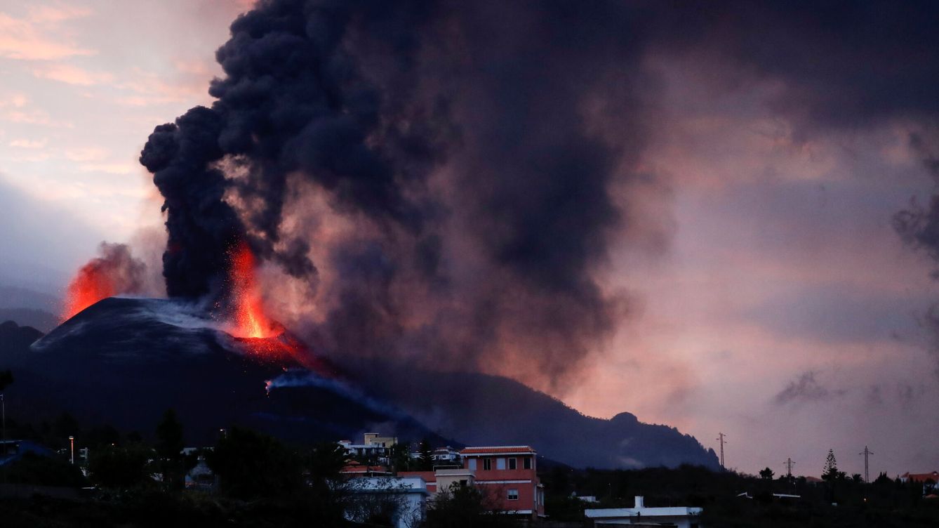 Foto: El volcán, de fondo al barrio de El Paso, en La Palma. (Reuters)