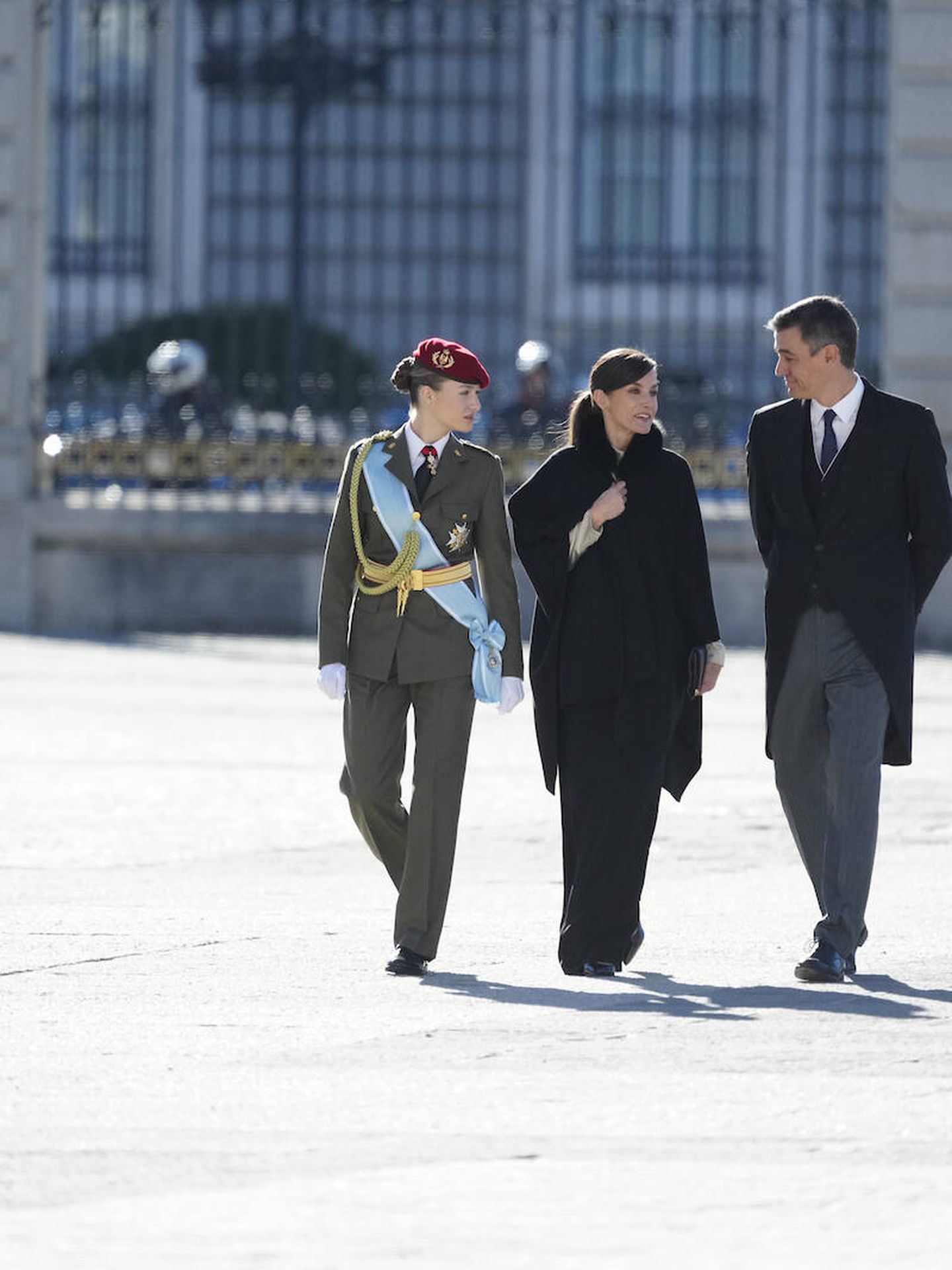 La reina Letizia junto a la princesa Leonor y el presidente Pedro Sánchez durante la jornada de Pascua Militar 2024