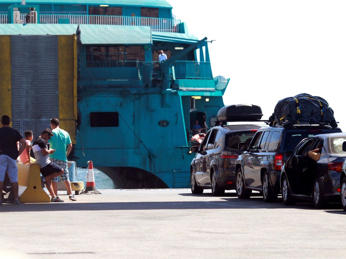 Foto: Numerosos vehículos esperan para embarcar en el puerto de Algeciras, en la operación Paso del Estrecho de 2019. (EFE)