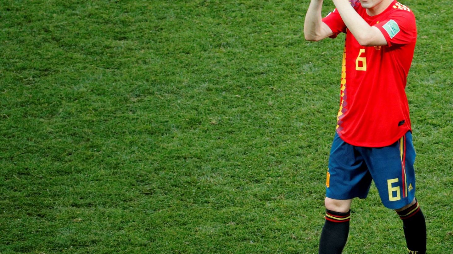 Iniesta, en su último partido con la Selección, aplaude a la grada. (EFE)