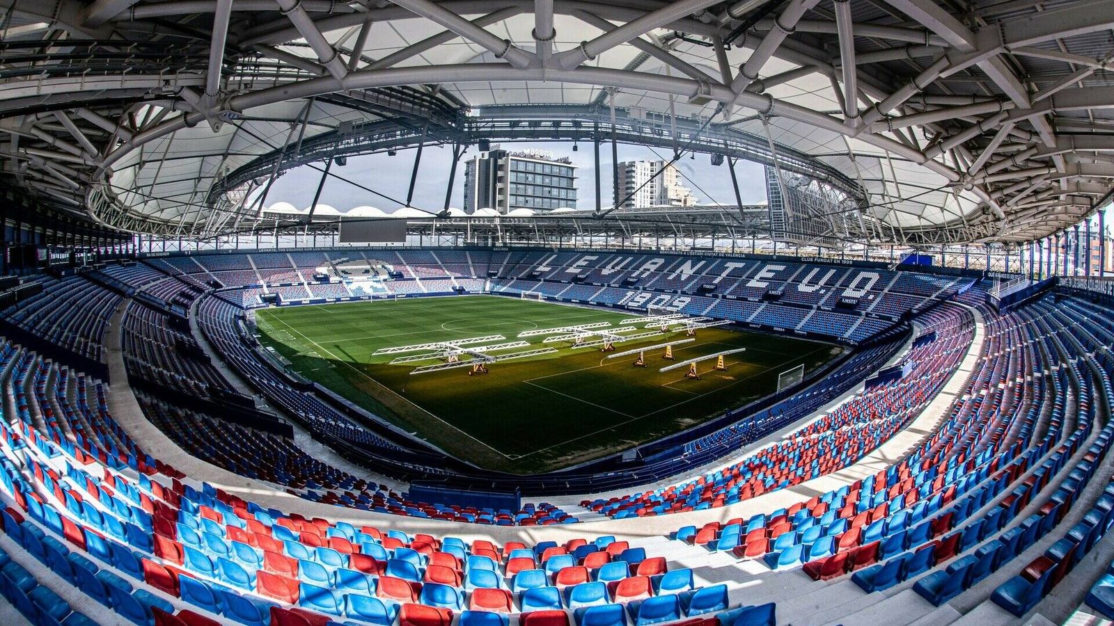 Altercados entre ultras del Sevilla y del Levante UD en los alrededores del estadio Ciutat de València