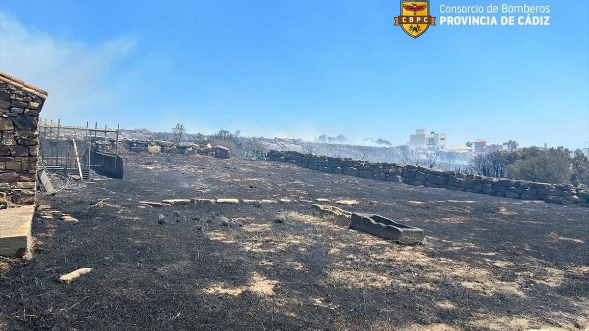 Un incendio en un paraje de La Línea (Cádiz) obliga el desalojo de la zona alta de Venta Melchor