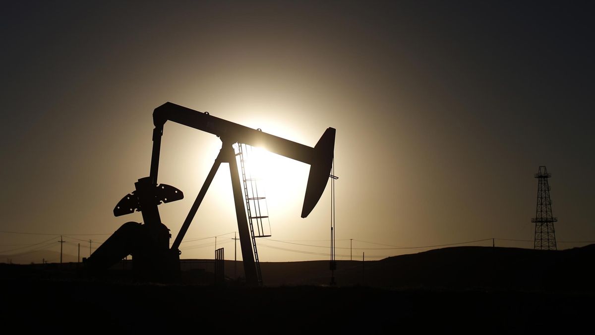 El petróleo de EEUU insiste en sus mínimos de 2009 y arrastra a las bolsas mundiales