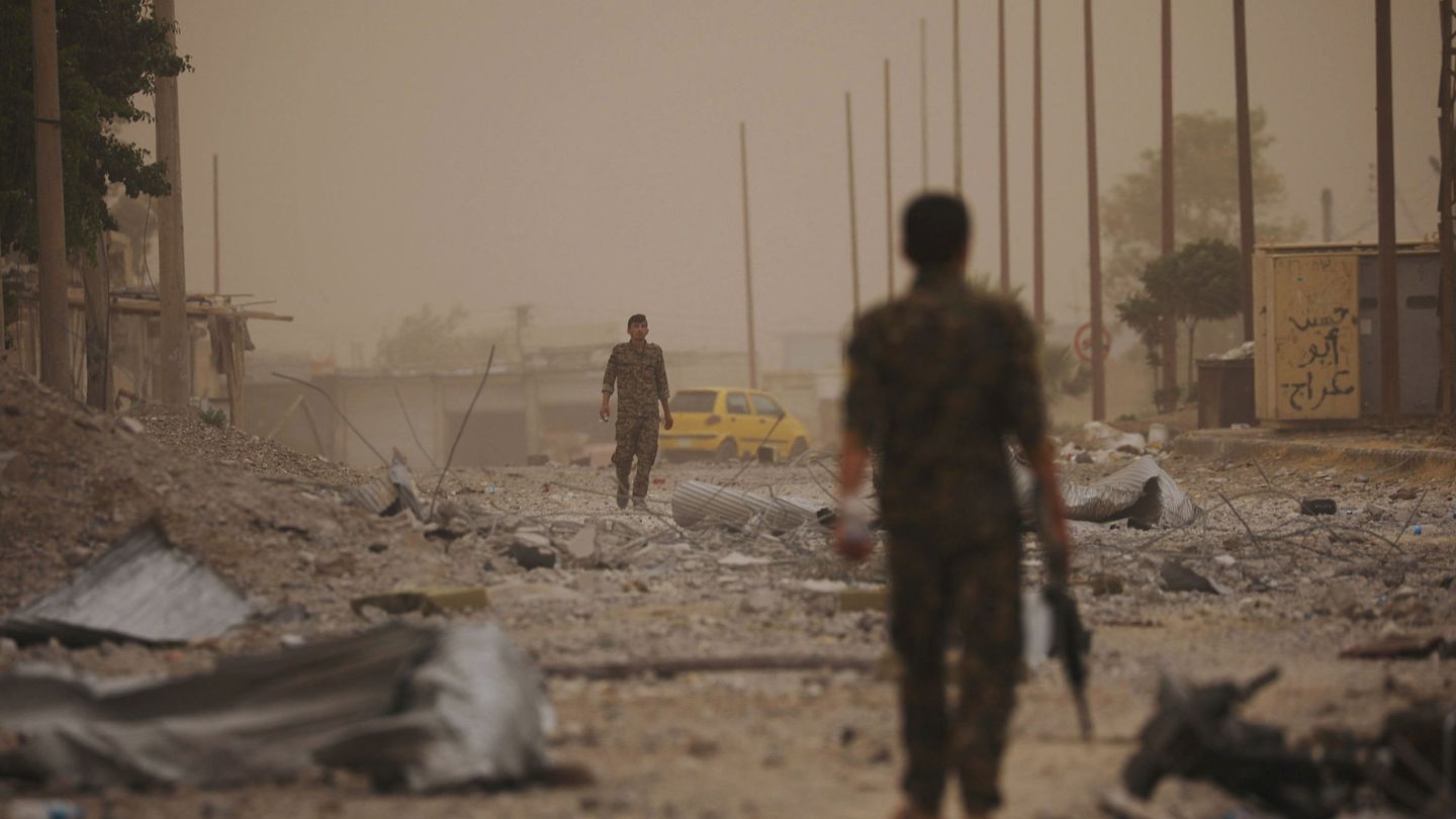 Combatientes de las Fuerzas Democráticas de Siria (SDF) en el extrarradio de Raqqa, en el norte de Siria, en junio de 2017. (Reuters)