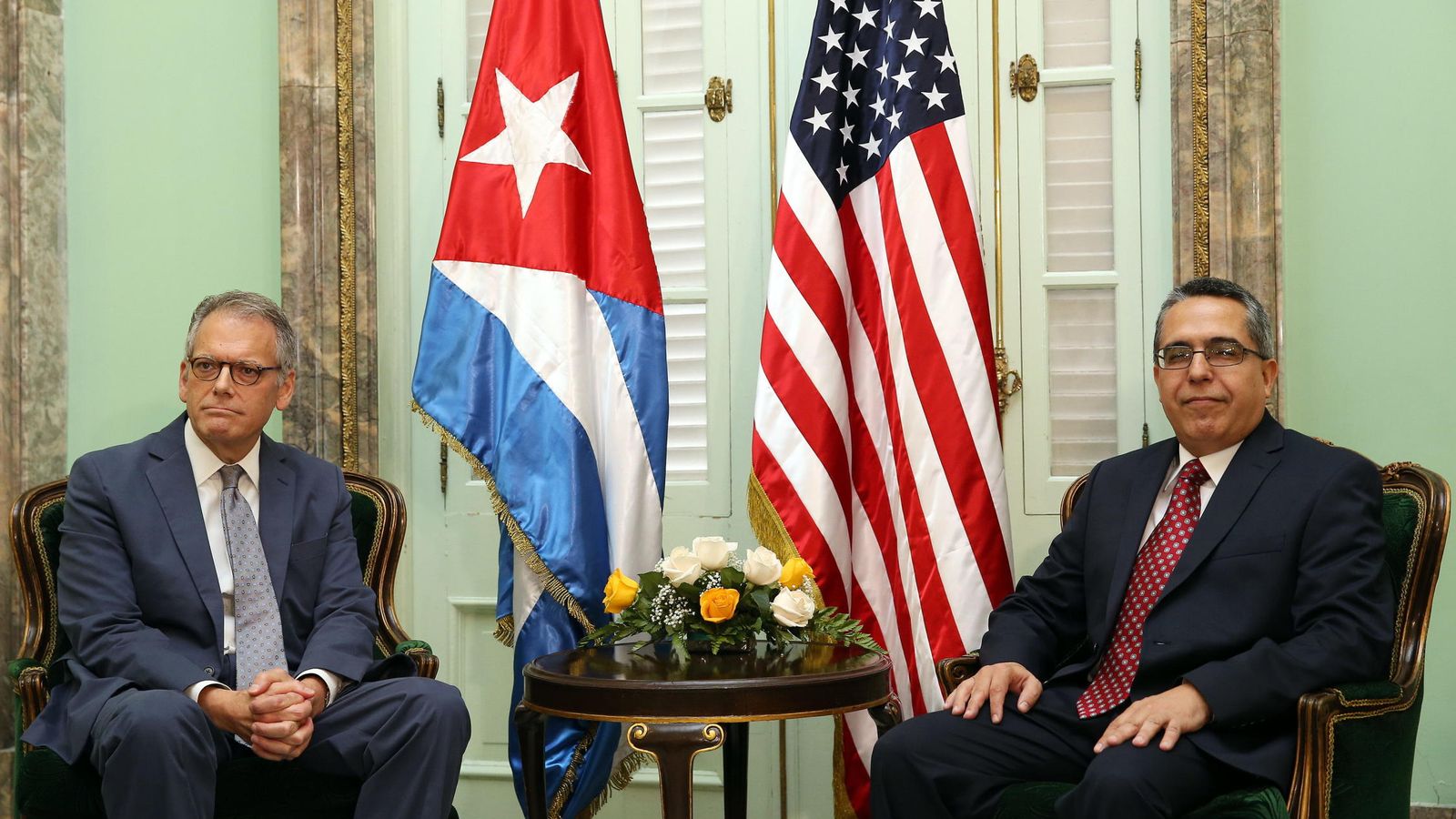 Foto: El ministro interino de Relaciones Exteriores de Cuba, Marcelino Medina (d), se reúne con el jefe de la Sección de Intereses de EE.UU. (Efe)