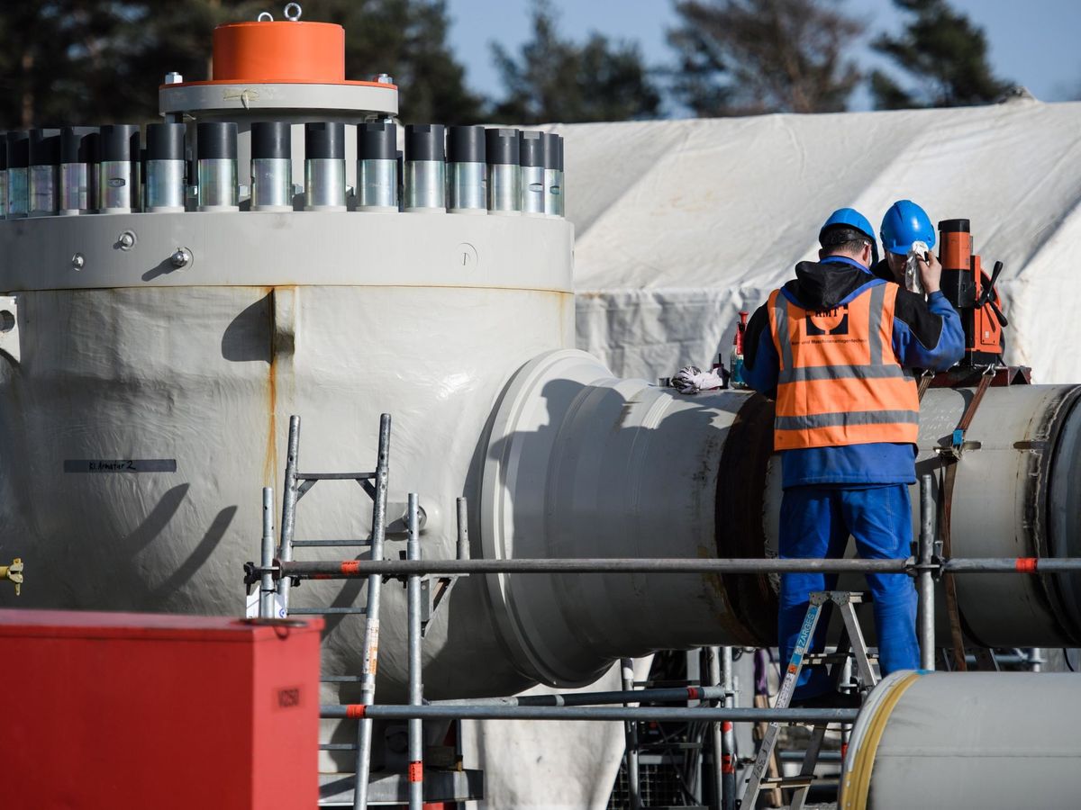 Foto: Dos trabajadores, en la construcción del gasoducto Nord Stream 2, Alemania. (EFE)