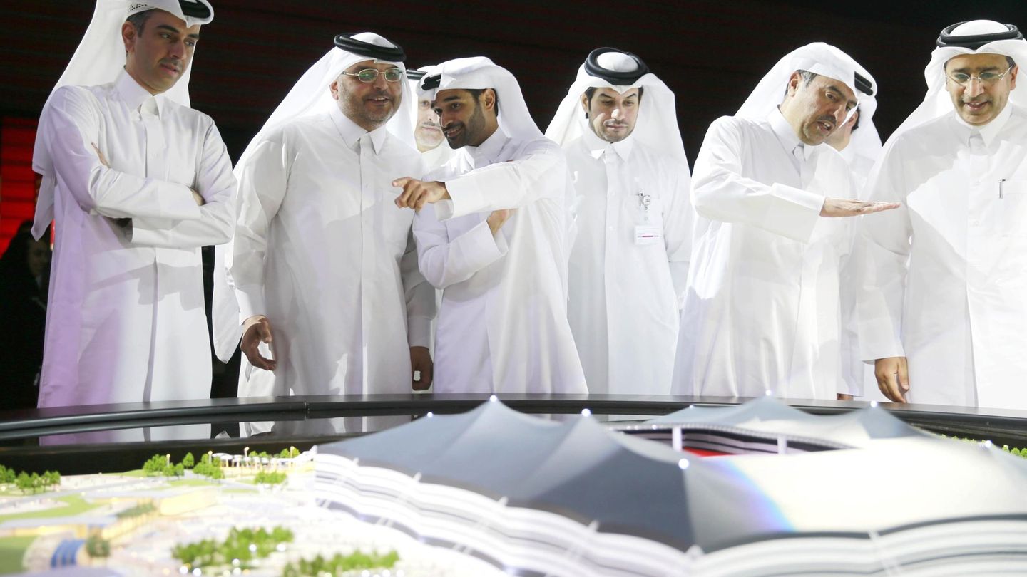 El comité qatarí para la organización del Mundial 2022 durante una rueda de prensa en Al-Khor (Reuters).