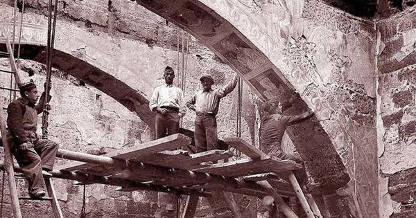 Foto: Obras para arrancar los murales de Sijena durante la Guerra Civil. (MNAC)
