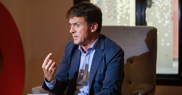 Foto: Manuel Valls, alcaldable por Barcelona, durante la entrevista con El Confidencial. (Alberto Gamazo) 