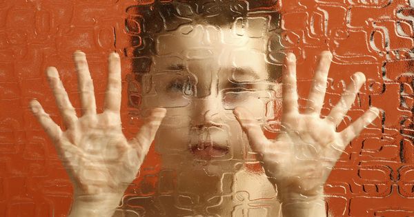 Foto: Un niño con autismo, frente a una ventana. (C. C.)