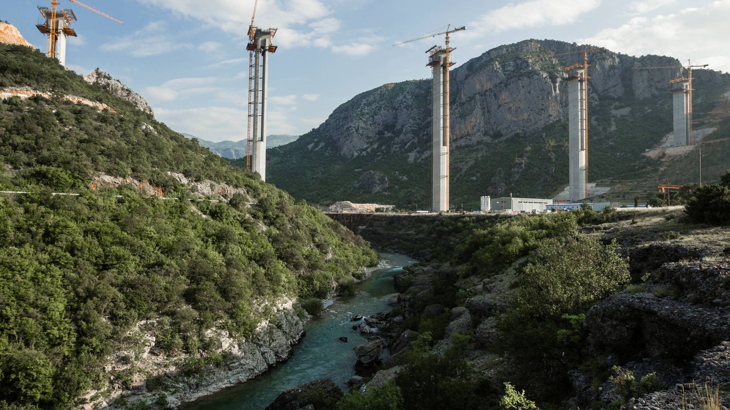 Pilares de hormigón sobre el río Moraca en las obras de la autopista Bar-Boljare en Bioce, Montenegro. (Reuters)