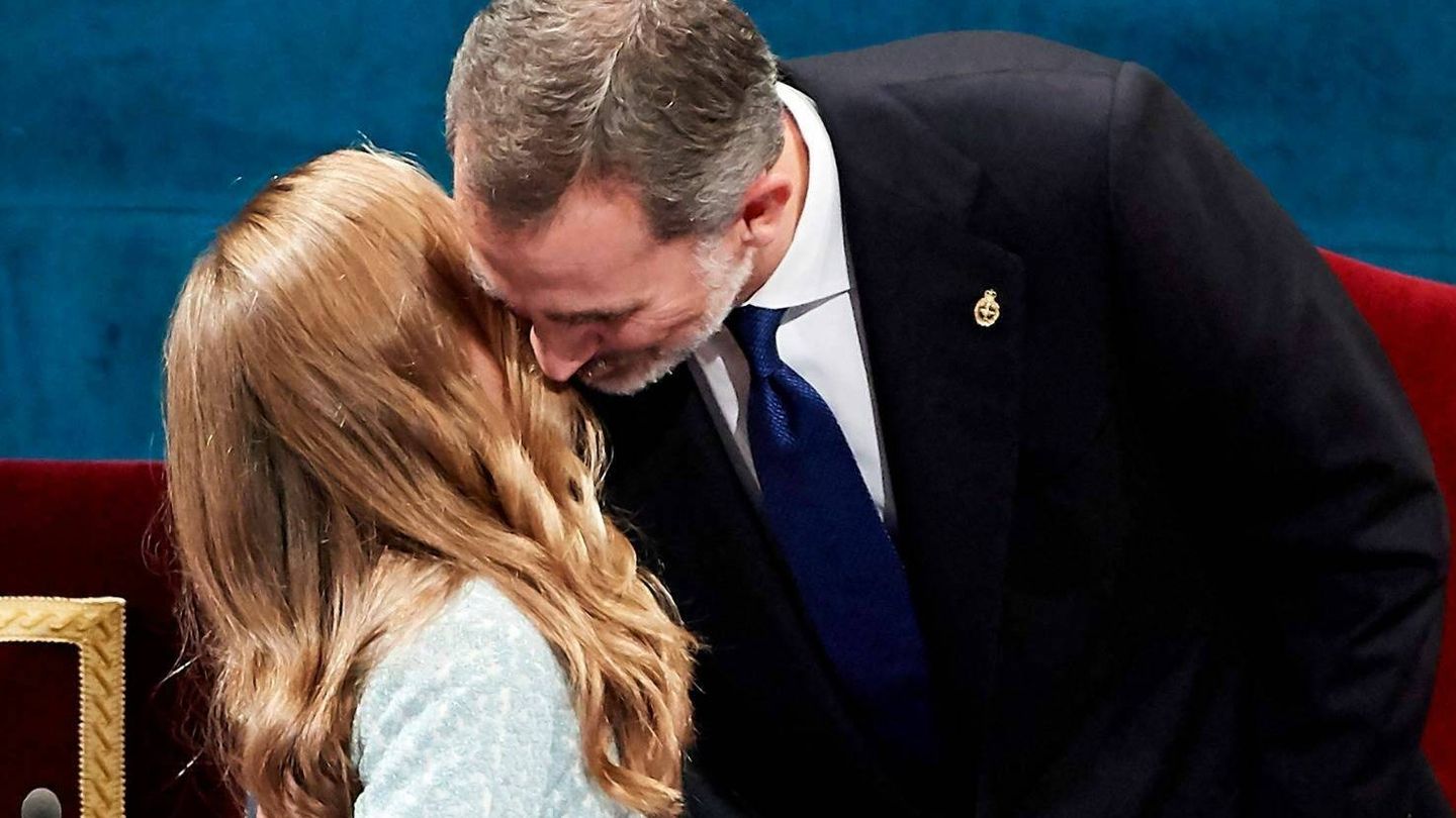 El rey Felipe besa a su hija, la princesa Leonor. (Reuters)