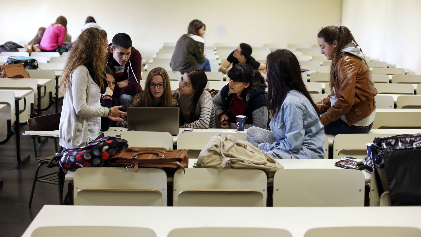 Foto: Estudiantes en la Universidad Complutense de Madrid. REUTERS/Susana Vera