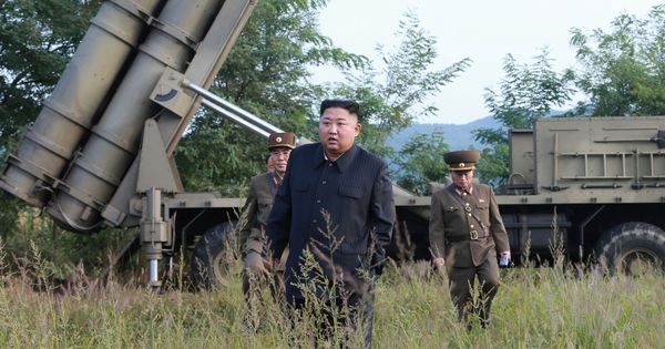 Foto: Foto difundida por la Agencia de noticias central de Corea del Norte de Kim Jong-un supervisando la última prueba de lanzacohetes. (EFE)