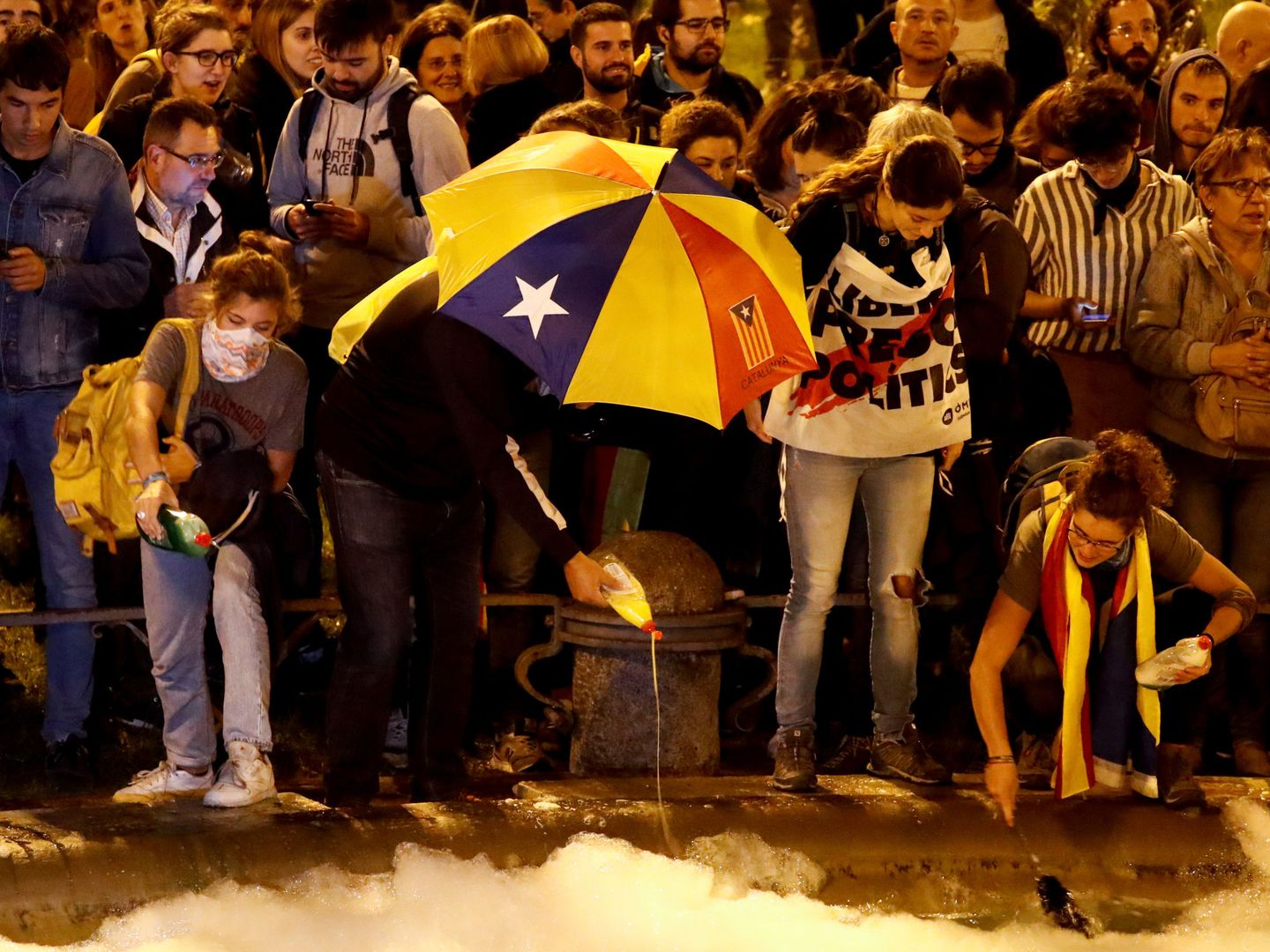 Los manifestantes vierten jabón en la fuente. (Reuters)