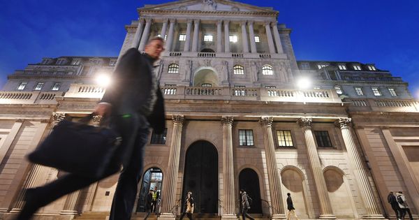 Foto: Un viandante pasa delante del Banco de Inglaterra en Londres. (EFE)